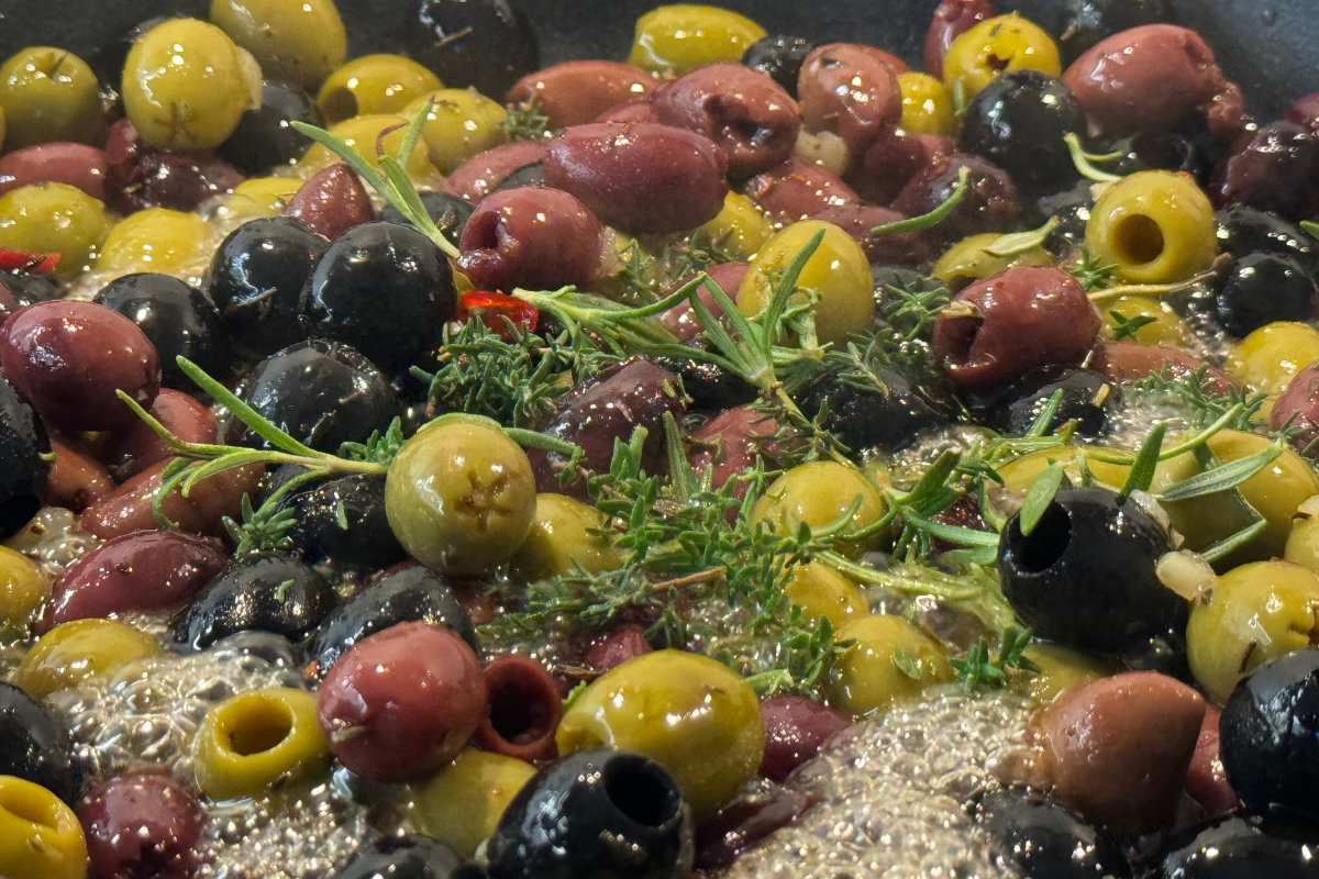 Klasika – alyvuogės medaus ir česnakų marinate