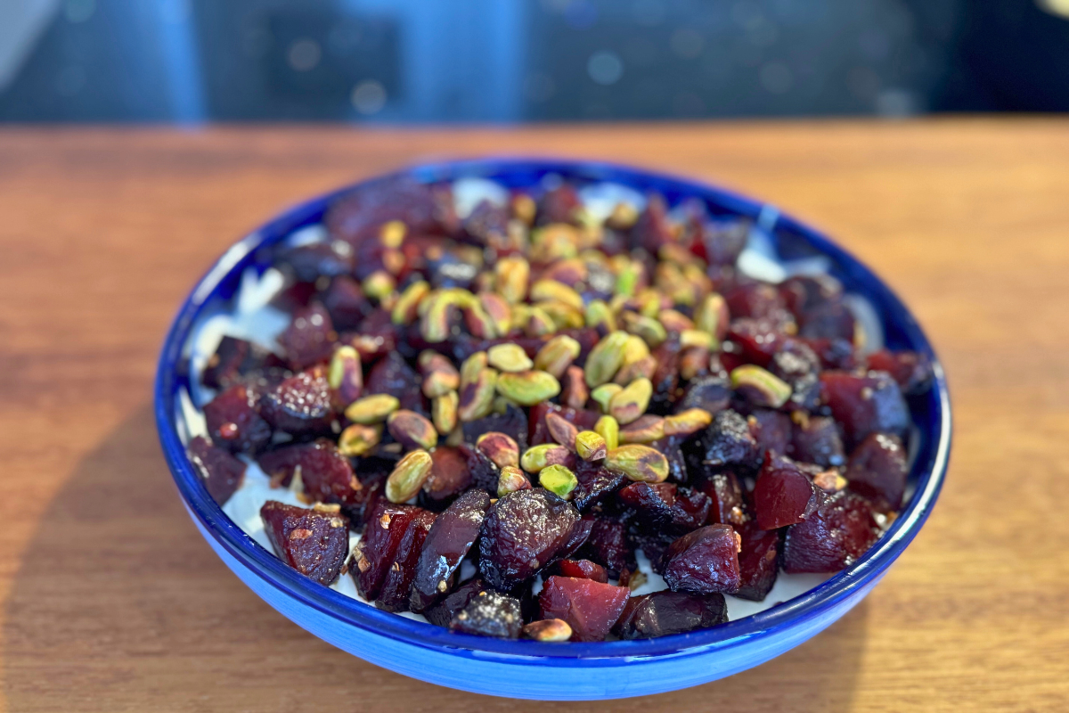 Karamelizuoti burokėliai su jogurto padažu