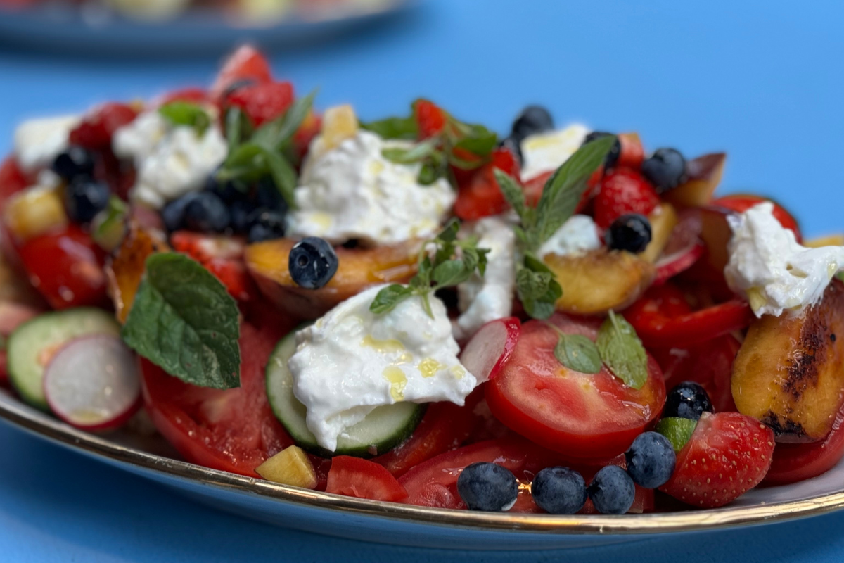 Panzanella vasaros salotos su burata ir uogom