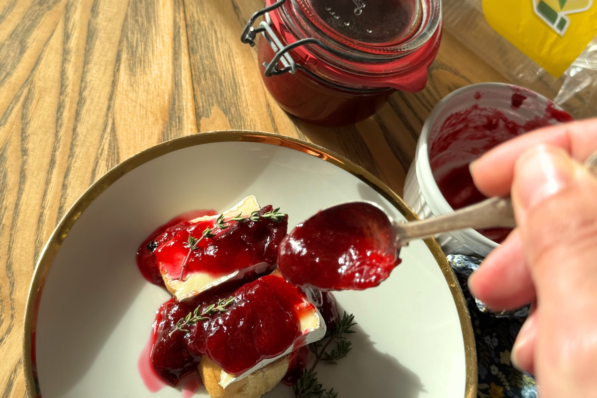 Slyvų uogienė su čiobreliais ir juodaisiais pipirais