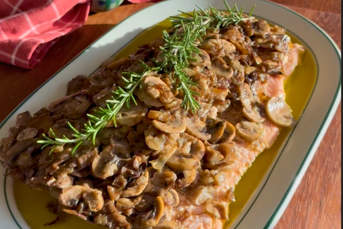 Šventinė lašiša su karamelizuotais svogūnais ir keptais grybais